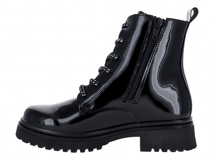 Bota de charol negro con suela track y detalle de estrella plateada en el lateral.