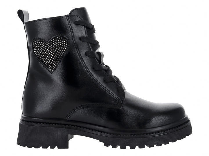 Botas negras de material sintético con suela track y detalle de corazón con brillantes en el lateral.