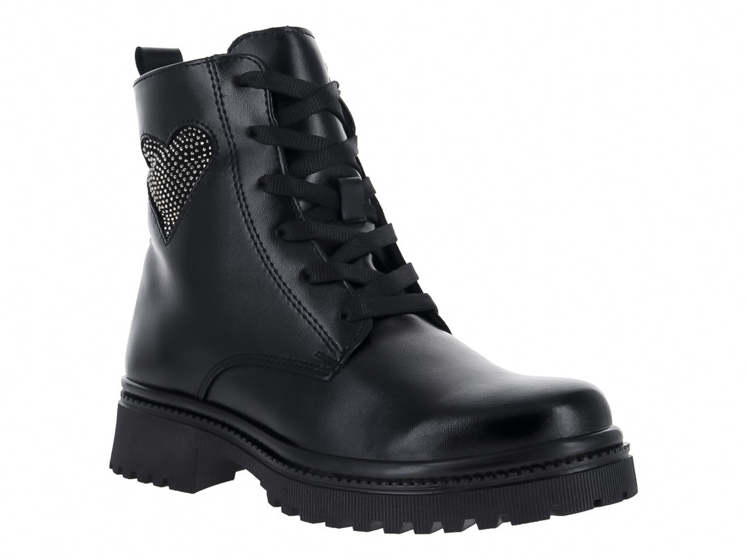Botas negras de material sintético con suela track y detalle de corazón con brillantes en el lateral.