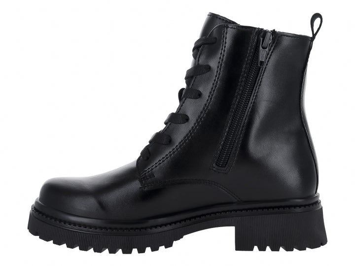 Botas negras de material sintético con suela track y detalle de corazón con brillantes en el lateral.