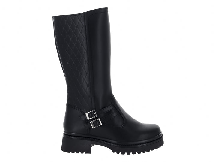 Bota alta color negro con detalle acolchado lateral, hebillas plateadas y suela track.