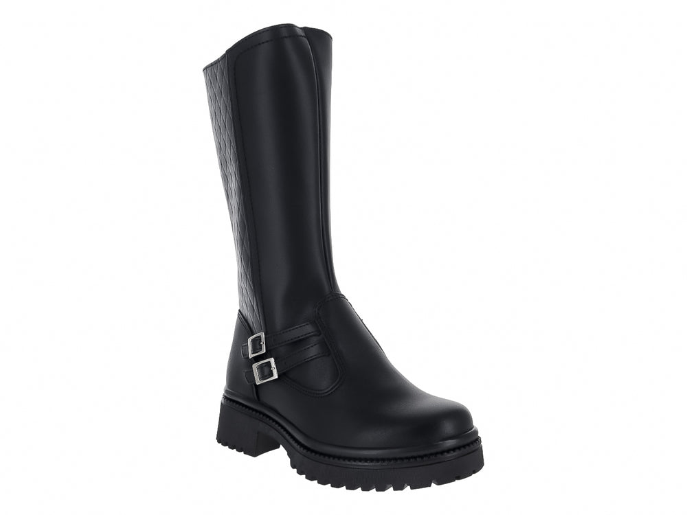 Bota alta color negro con detalle acolchado lateral, hebillas plateadas y suela track.
