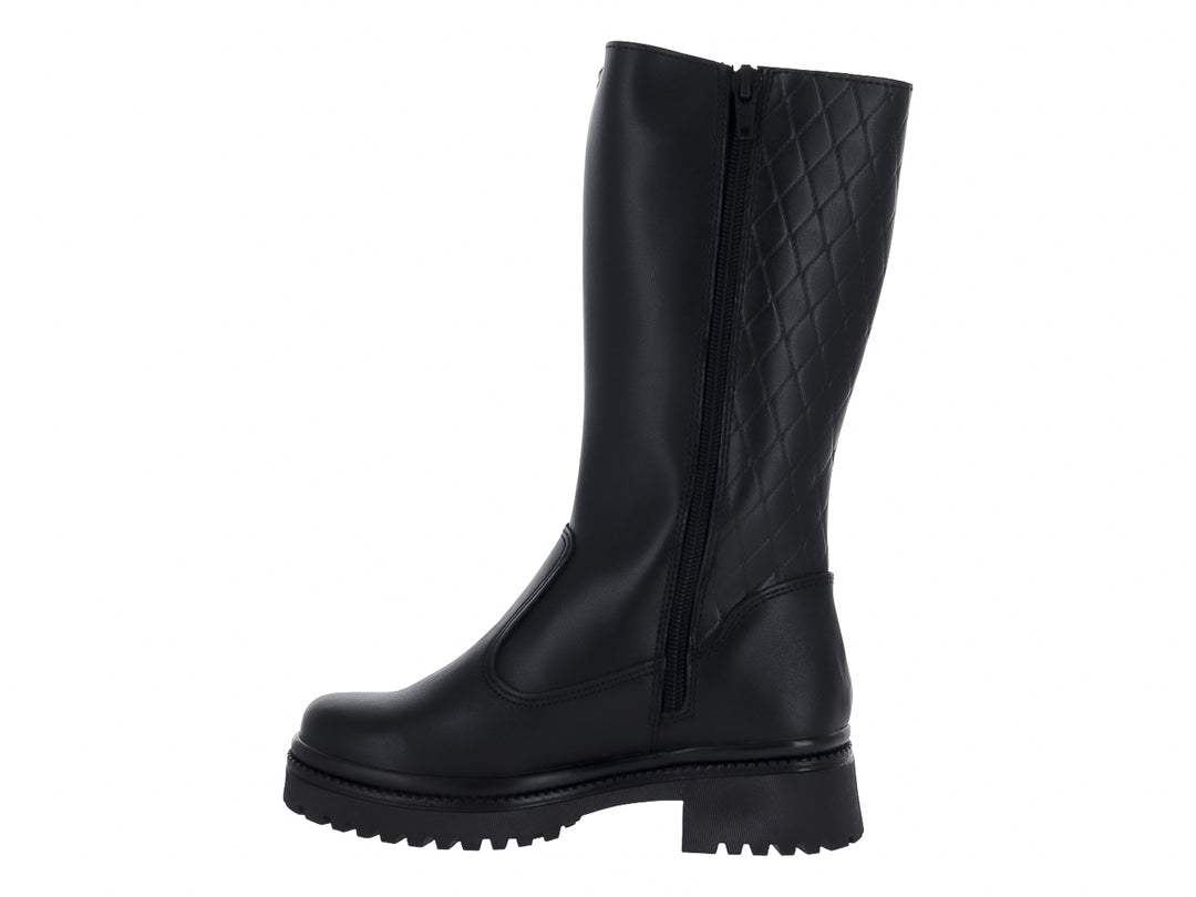 Bota alta color negro con detalle acolchado lateral, hebillas plateadas y suela track.