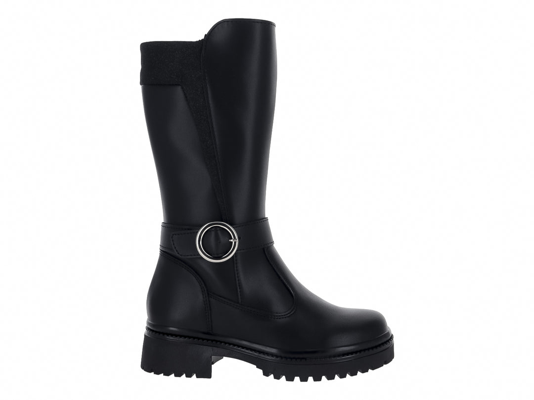 Bota negra de caña media con hebilla plateada y suela track gruesa.