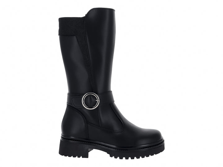 Bota negra de caña media con hebilla plateada y suela track gruesa.