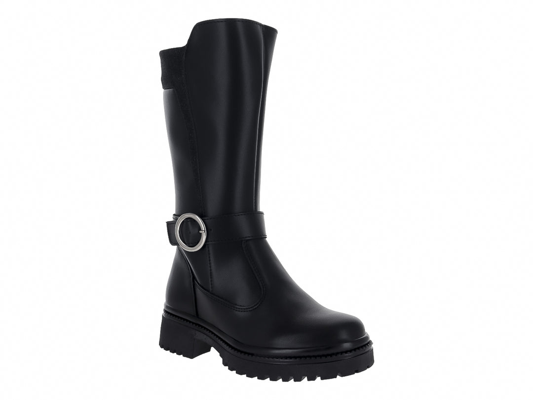 Bota negra de caña media con hebilla plateada y suela track gruesa.