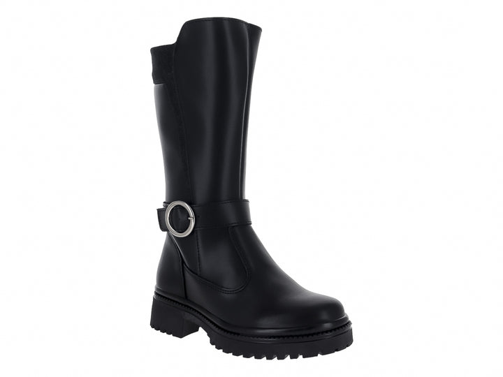 Bota negra de caña media con hebilla plateada y suela track gruesa.