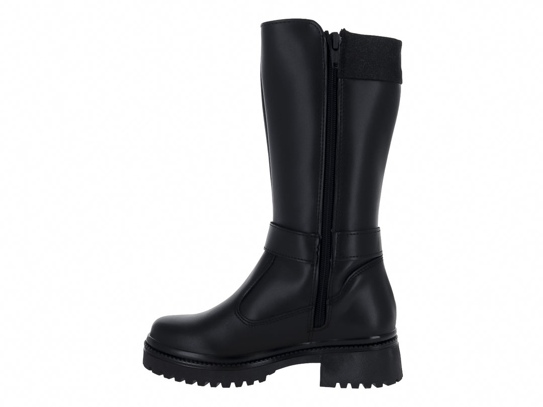 Bota negra de caña media con hebilla plateada y suela track gruesa.