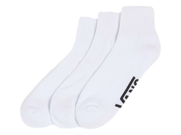 Set de tres pares de calcetines tobilleros color blanco con logo de VANS en negro.