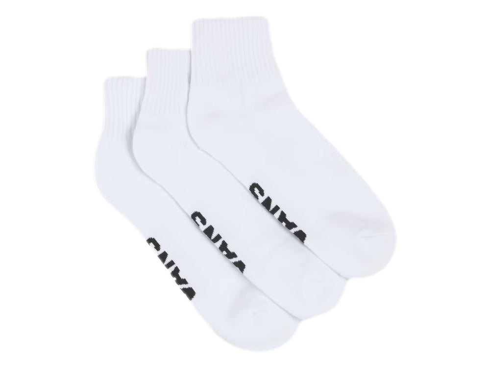 Set de tres pares de calcetines tobilleros color blanco con logo de VANS en negro.