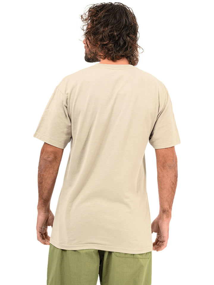 Hombre vistiendo playera Vans Classic color London Fog con logotipo blanco en el pecho.