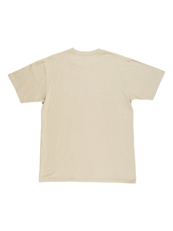Hombre vistiendo playera Vans Classic color London Fog con logotipo blanco en el pecho.