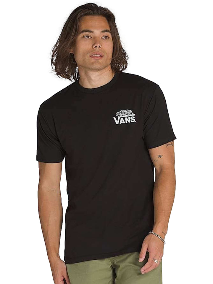 Hombre vistiendo una camiseta de manga corta color negro con el logotipo de Vans en el pecho.