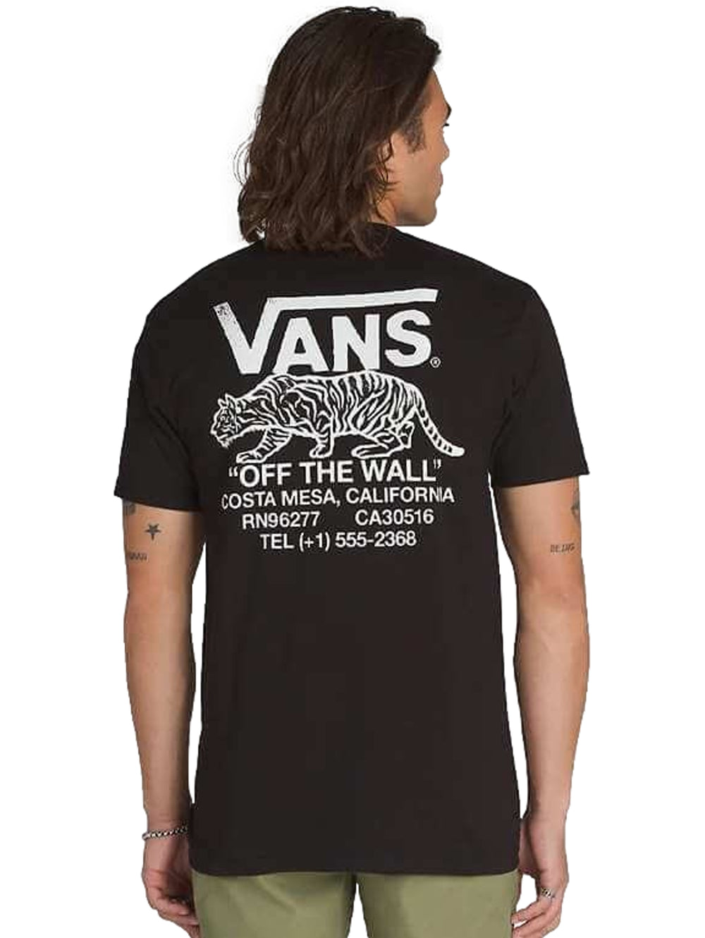 Hombre vistiendo una camiseta de manga corta color negro con el logotipo de Vans en el pecho.