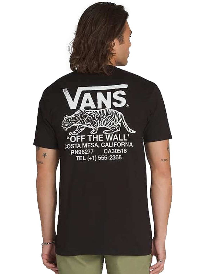 Hombre vistiendo una camiseta de manga corta color negro con el logotipo de Vans en el pecho.