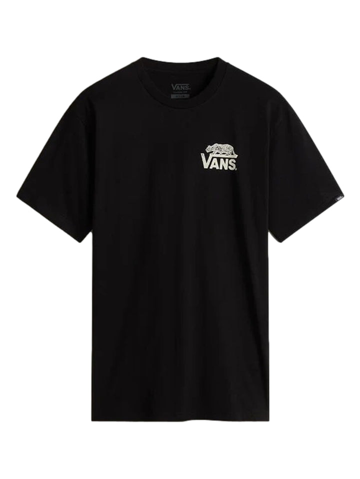 Hombre vistiendo una camiseta de manga corta color negro con el logotipo de Vans en el pecho.