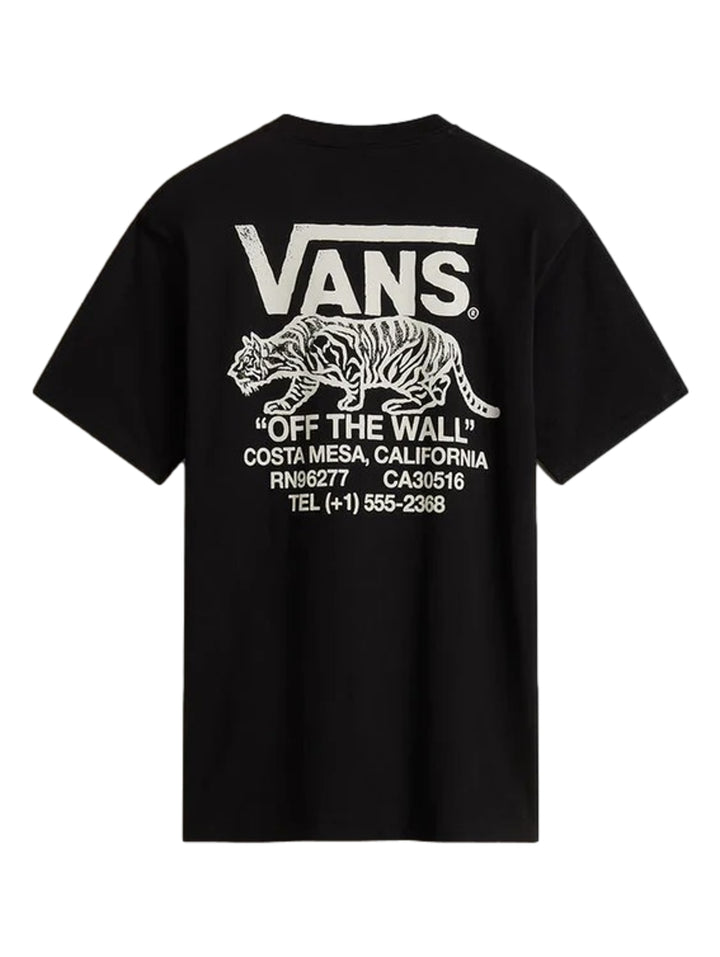 Hombre vistiendo una camiseta de manga corta color negro con el logotipo de Vans en el pecho.