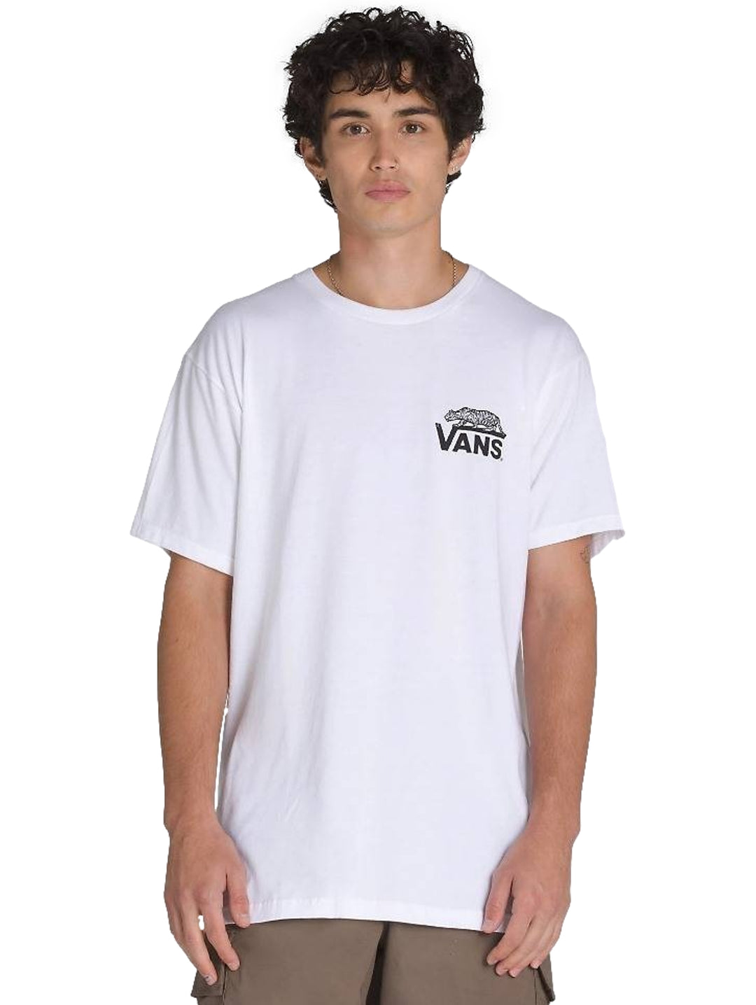 Hombre vistiendo una camiseta blanca de manga corta marca Vans con logotipo pequeño en el pecho.