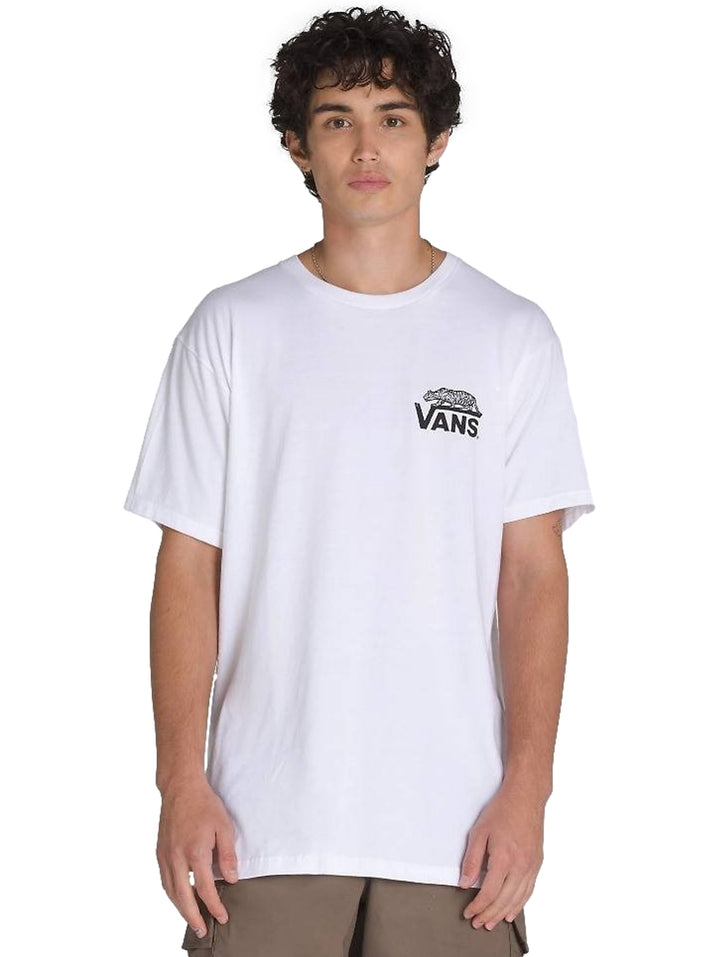 Hombre vistiendo una camiseta blanca de manga corta marca Vans con logotipo pequeño en el pecho.