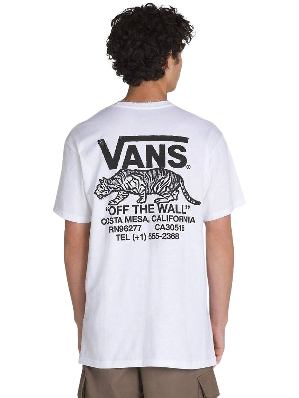 Hombre vistiendo una camiseta blanca de manga corta marca Vans con logotipo pequeño en el pecho.