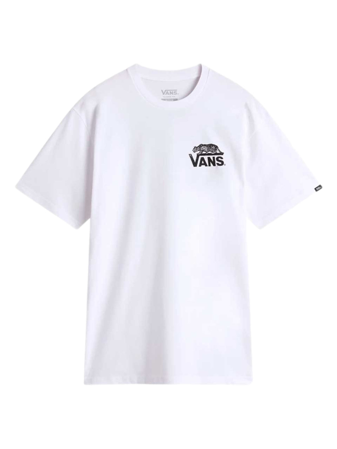 Hombre vistiendo una camiseta blanca de manga corta marca Vans con logotipo pequeño en el pecho.