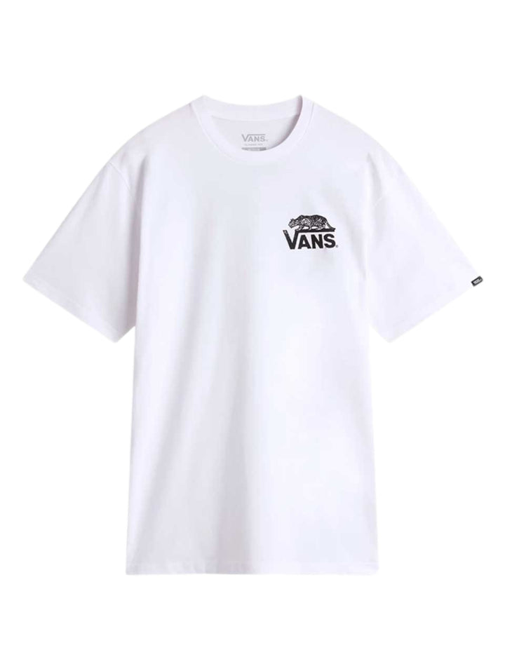Hombre vistiendo una camiseta blanca de manga corta marca Vans con logotipo pequeño en el pecho.