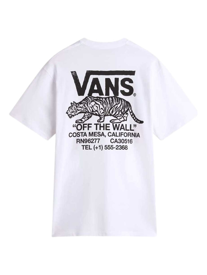 Hombre vistiendo una camiseta blanca de manga corta marca Vans con logotipo pequeño en el pecho.