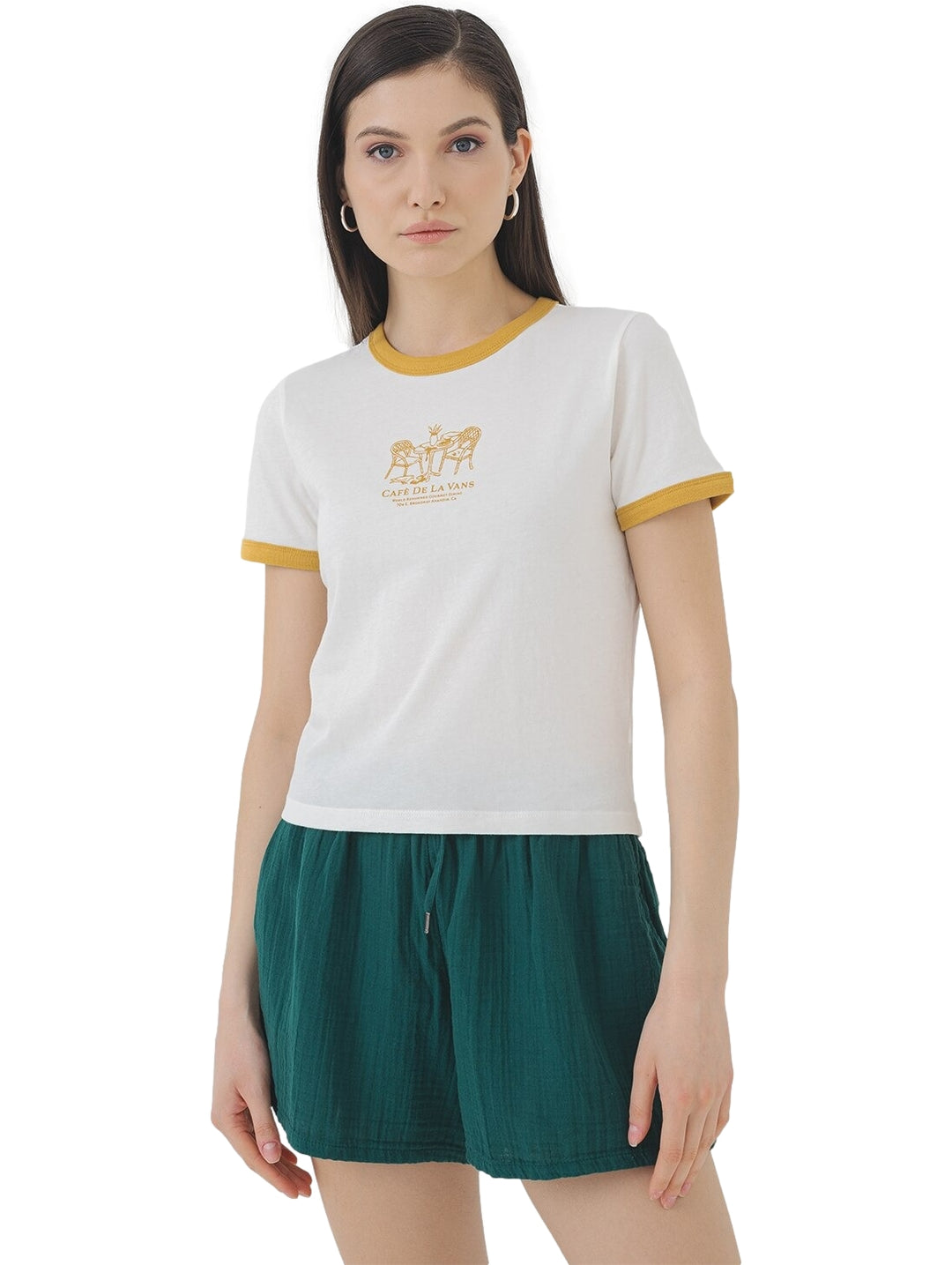 Playera blanca Vans Ringer Tee para mujer con cuello y mangas amarillas y estampado frontal.