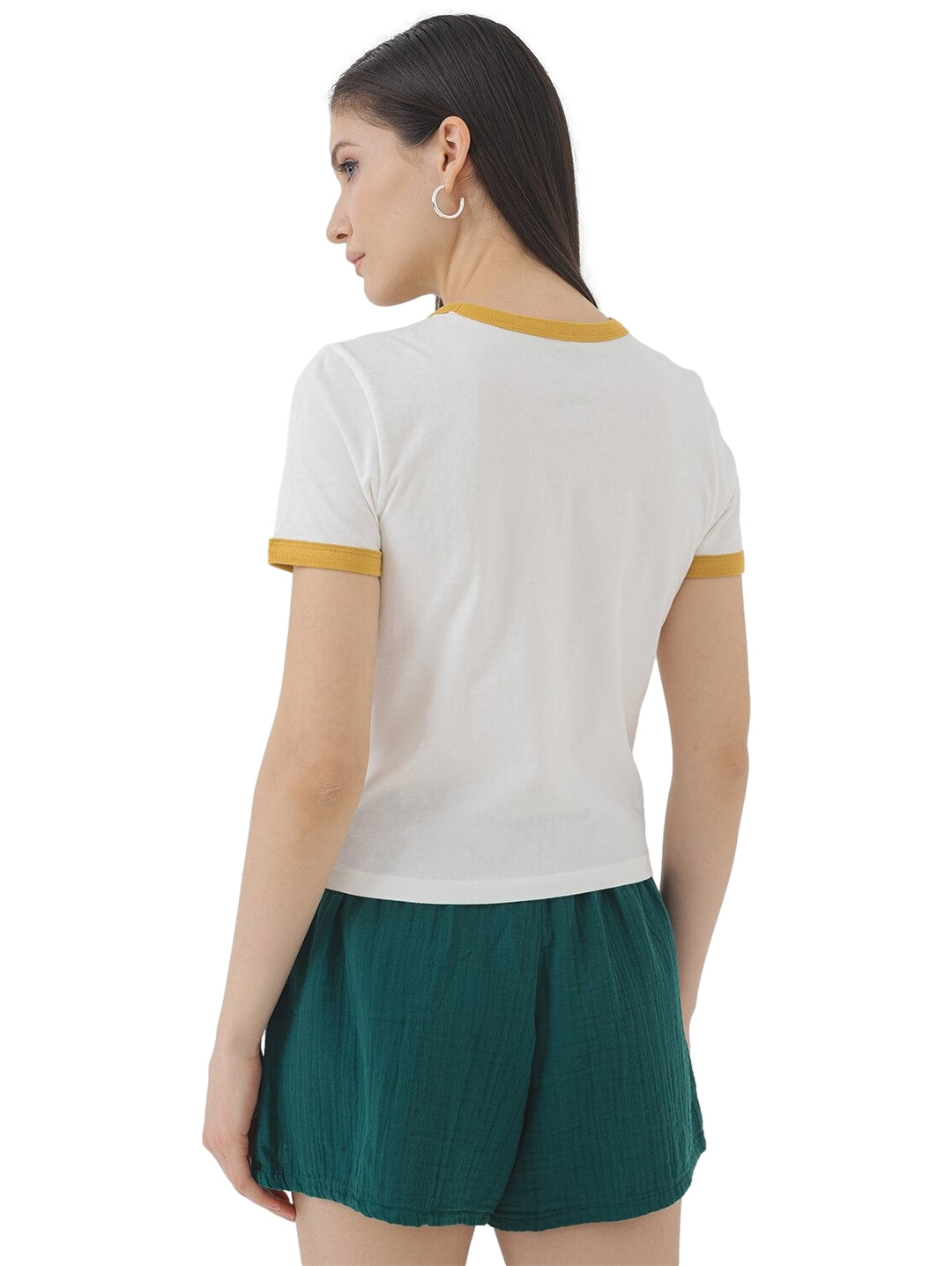 Playera blanca Vans Ringer Tee para mujer con cuello y mangas amarillas y estampado frontal.