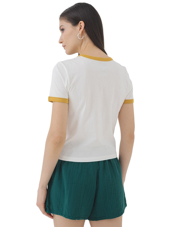 Playera blanca Vans Ringer Tee para mujer con cuello y mangas amarillas y estampado frontal.
