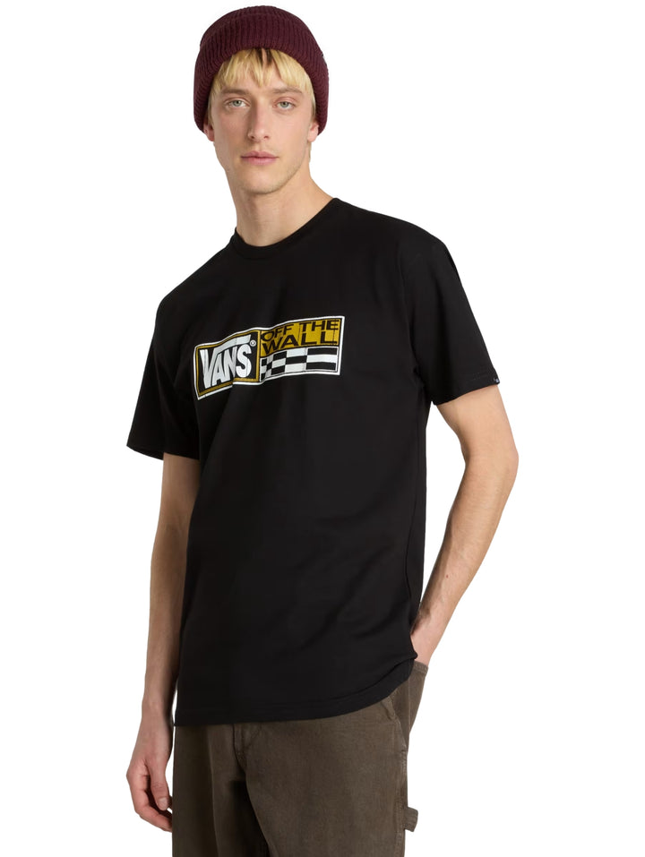 Hombre vistiendo una camiseta negra de manga corta con logo de VANS en el pecho.