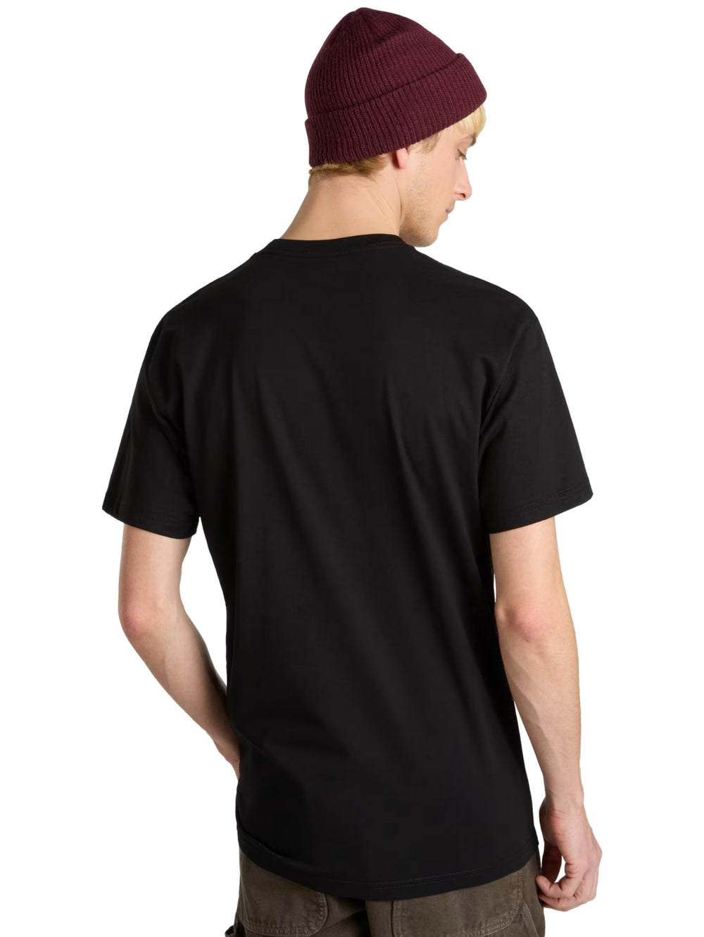 Hombre vistiendo una camiseta negra de manga corta con logo de VANS en el pecho.