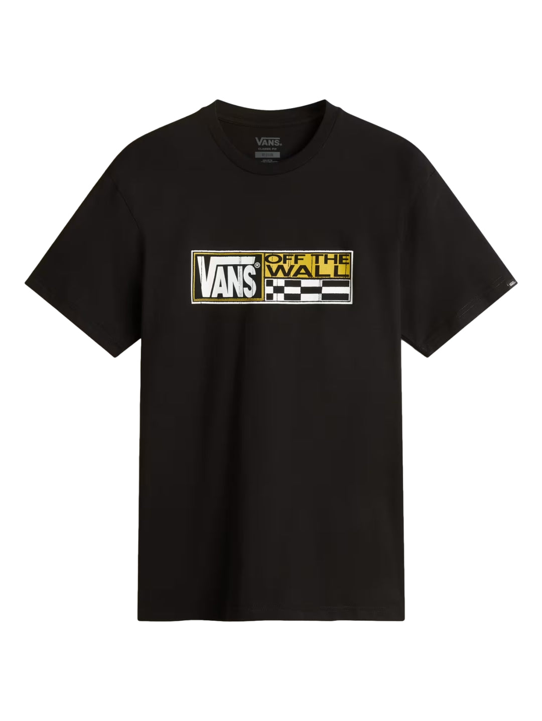 Hombre vistiendo una camiseta negra de manga corta con logo de VANS en el pecho.