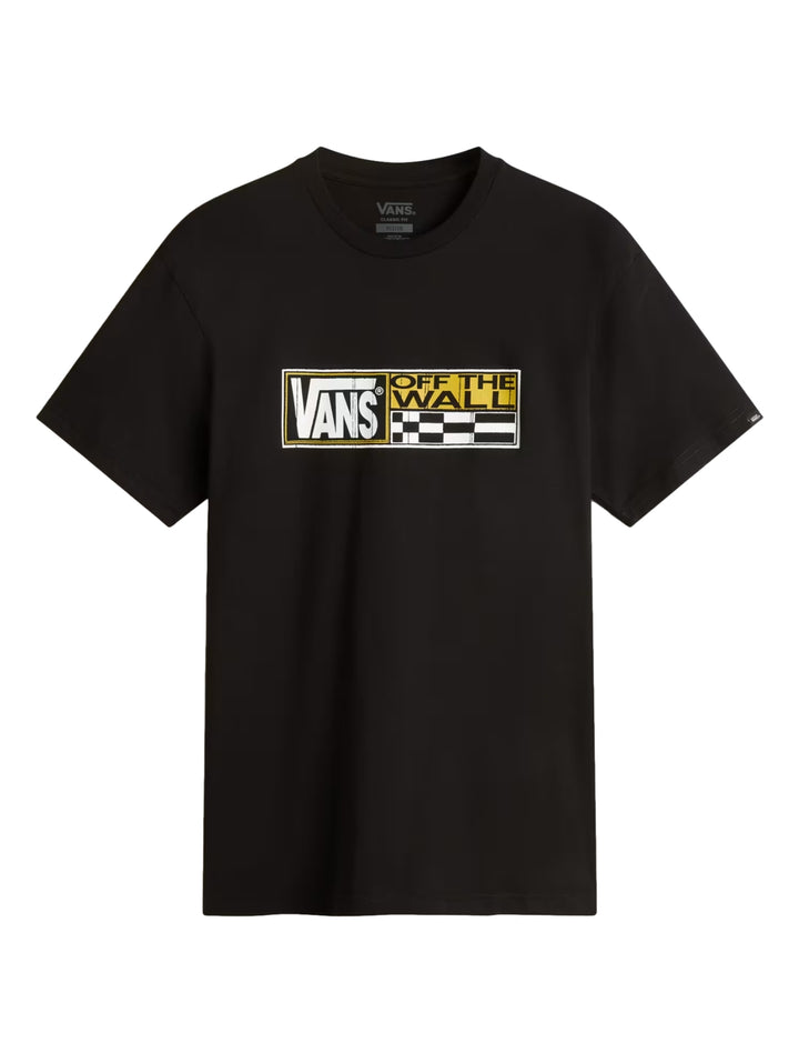 Hombre vistiendo una camiseta negra de manga corta con logo de VANS en el pecho.