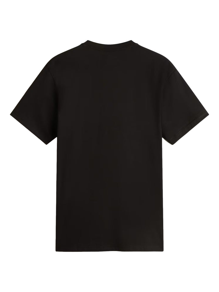 Hombre vistiendo una camiseta negra de manga corta con logo de VANS en el pecho.