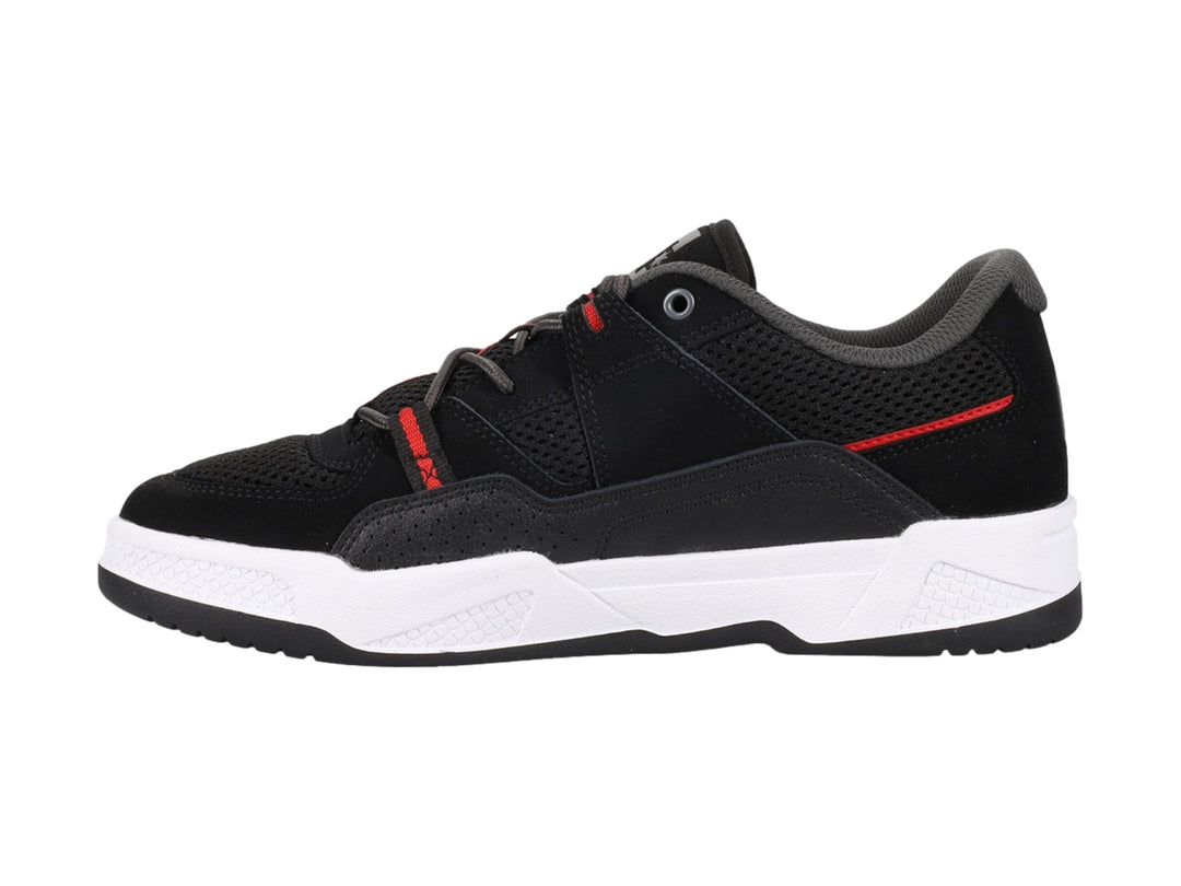 Tenis deportivos DC Shoes en color negro con detalles rojos y suela blanca.
