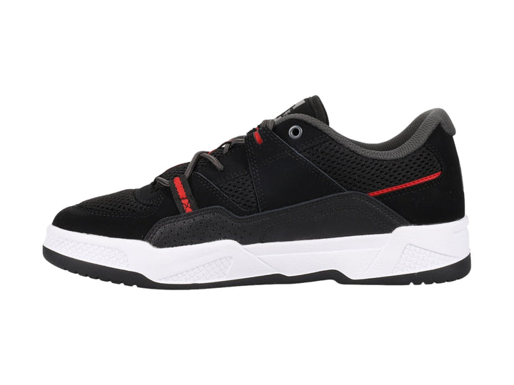Tenis deportivos DC Shoes en color negro con detalles rojos y suela blanca.