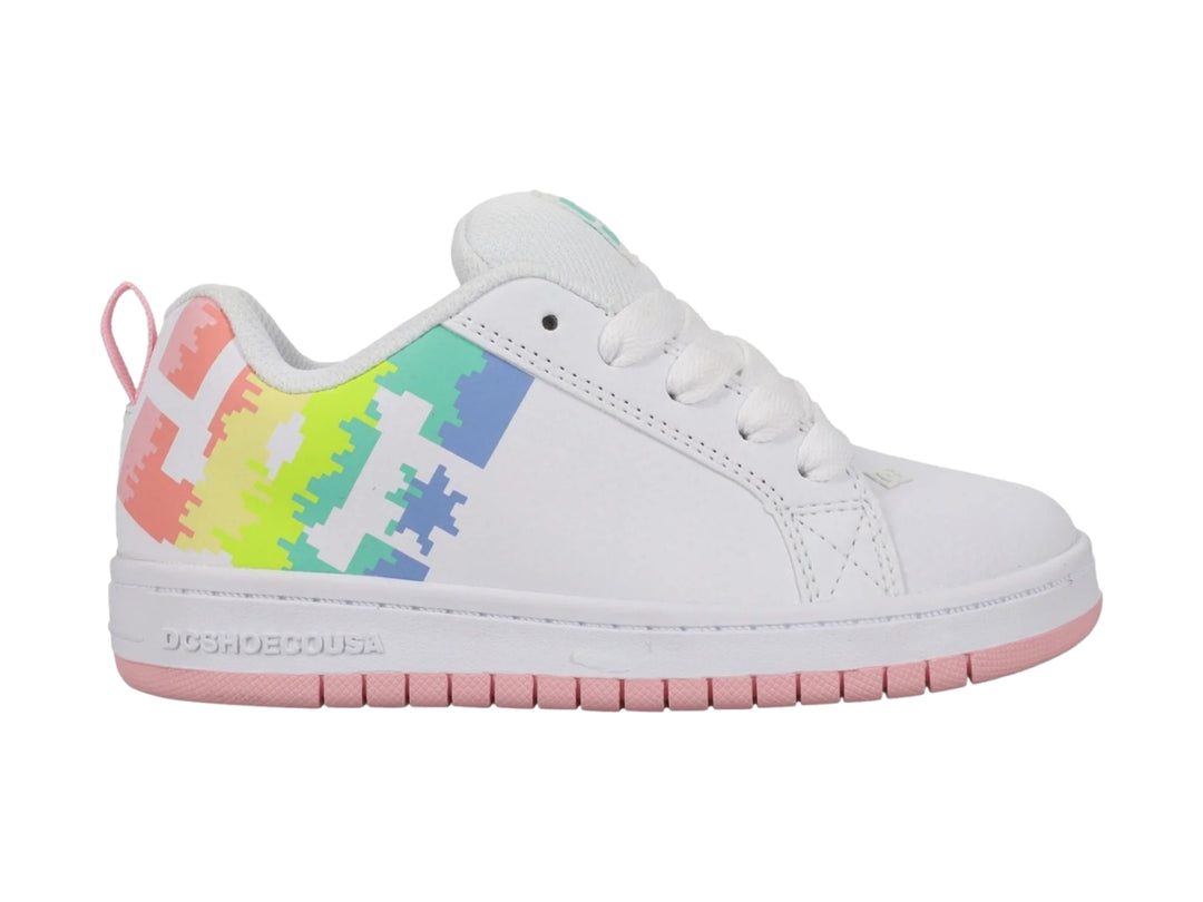 Tenis blancos DC Shoes con diseño pixelado multicolor en el costado y suela de color rosa.