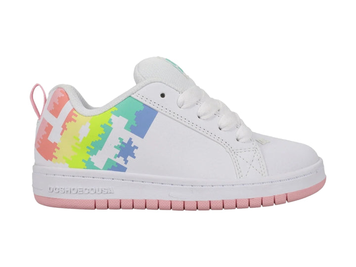 Tenis blancos DC Shoes con diseño pixelado multicolor en el costado y suela de color rosa.
