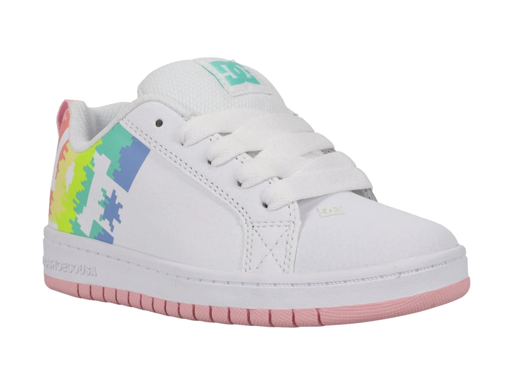 Tenis blancos DC Shoes con diseño pixelado multicolor en el costado y suela de color rosa.