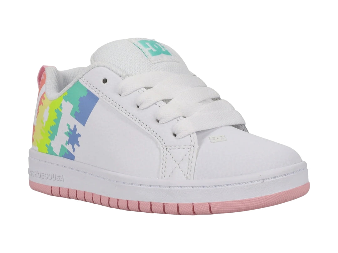 Tenis blancos DC Shoes con diseño pixelado multicolor en el costado y suela de color rosa.