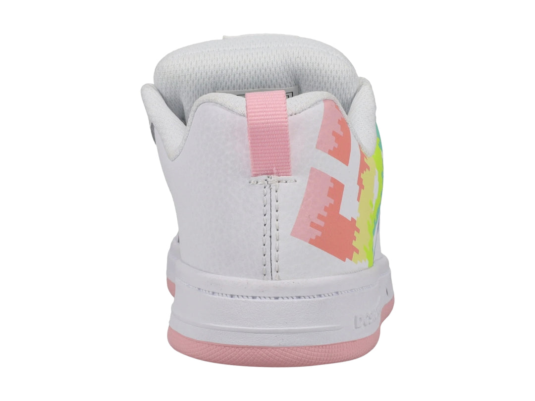 Tenis blancos DC Shoes con diseño pixelado multicolor en el costado y suela de color rosa.