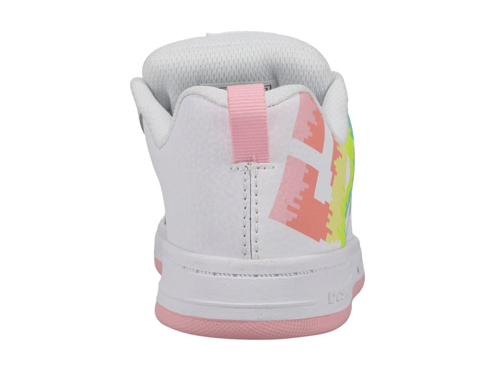 Tenis blancos DC Shoes con diseño pixelado multicolor en el costado y suela de color rosa.