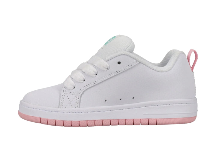 Tenis blancos DC Shoes con diseño pixelado multicolor en el costado y suela de color rosa.
