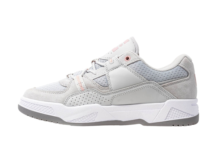 Tenis DC Shoes en color gris con detalles en rosa y suela blanca, vista lateral.