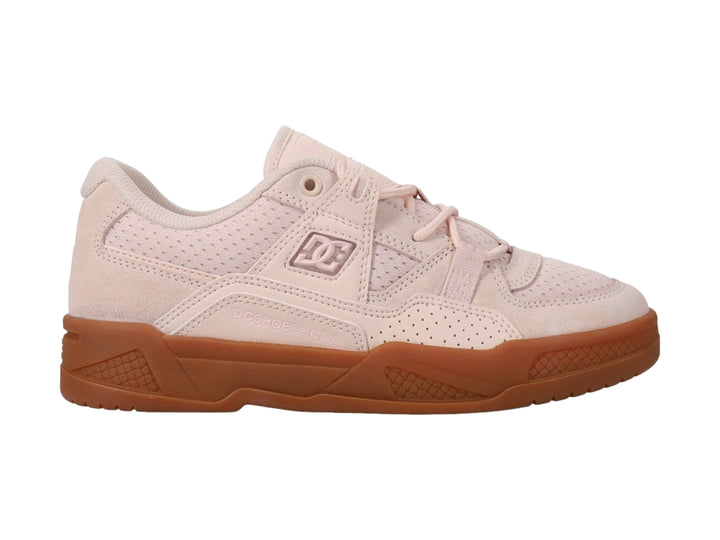 Tenis DC Shoes color rosa pálido con suela color caramelo.