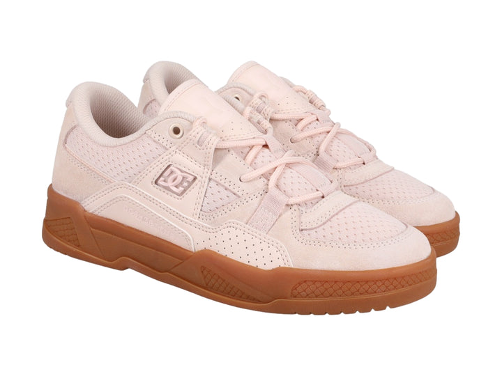 Tenis DC Shoes color rosa pálido con suela color caramelo.