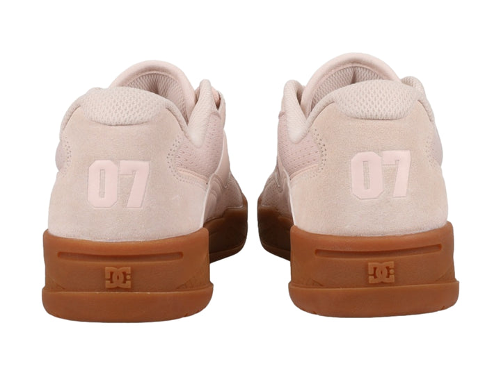 Tenis DC Shoes color rosa pálido con suela color caramelo.