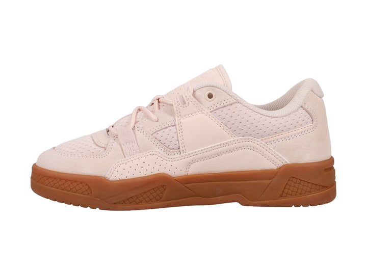 Tenis DC Shoes color rosa pálido con suela color caramelo.
