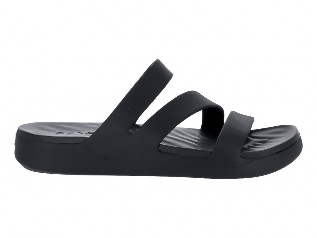 Sandalia negra de tiras con suela de plataforma marca Crocs.